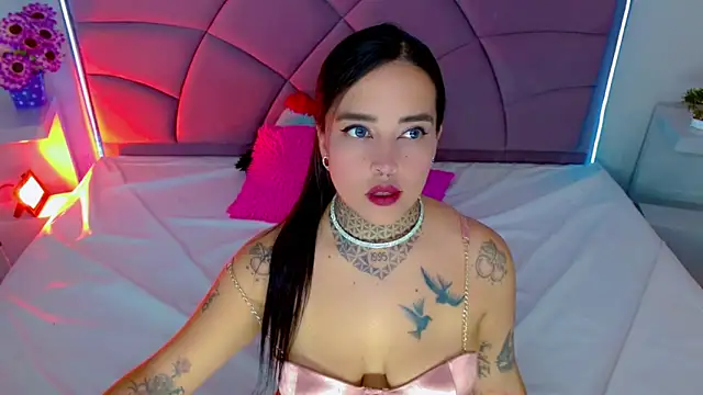 Snapshot of Carolaine01 chatting on September 17, 2025, 8:00 pm Carolaine01 online show from September 17, 2025, 8:00 pm