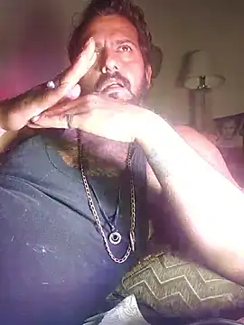 Snapshot of MAGNETICDADDY8 chatting on December 19, 2025, 6:32 pm MAGNETICDADDY8 online show from December 19, 2025, 6:32 pm