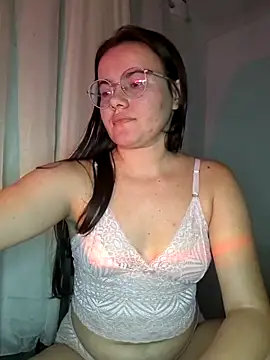 Snapshot of camillebr chatting on May 14, 2026, 12:29 am camillebr online show from May 14, 2026, 12:29 am