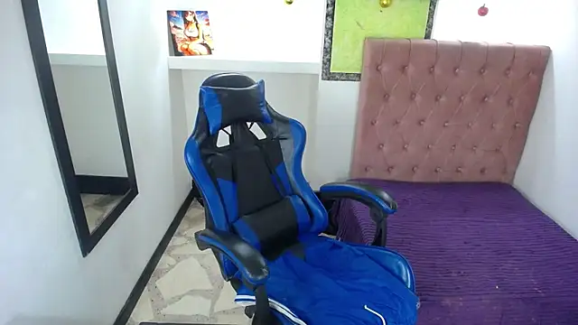 Anniee x online show from December 22, 2025, 1:22 pm