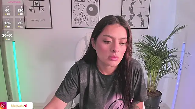 NiiaEvanss online show from March 21, 2025, 1:23 pm