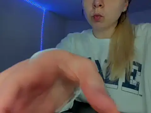 HappyIva online show from March 4, 2025, 3:44 am