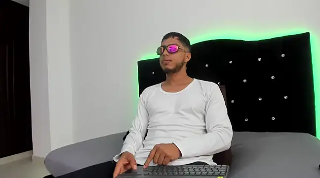 ryann bigcock  online show from January 3, 2025, 12:40 pm