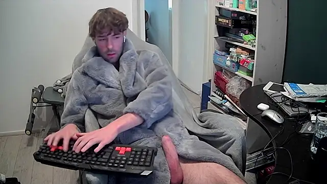 Snapshot of onesieboyx chatting on December 5, 2025, 12:26 pm onesieboyx online show from December 5, 2025, 12:26 pm