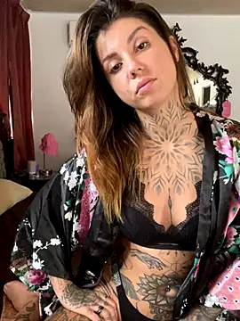 Izy cute  online show from October 7, 2025, 8:43 pm