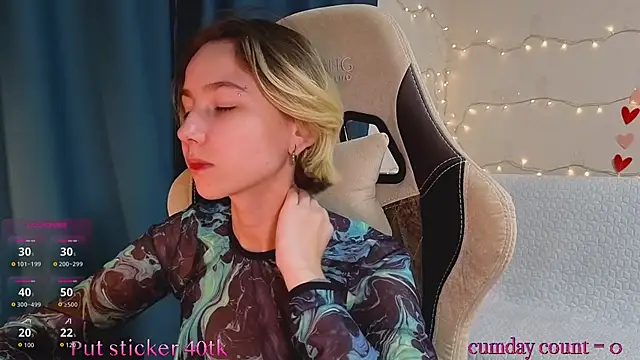 Snapshot of Aurora_First chatting on October 14, 2025, 5:02 pm Aurora First online show from October 14, 2025, 5:02 pm