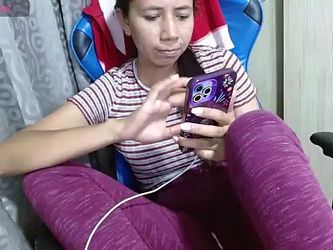 Danielagomez33 online show from April 14, 2026, 12:59 am