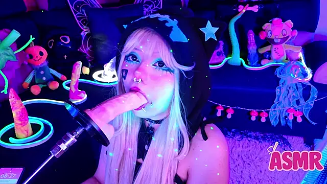 LaytonBox online show from November 10, 2025, 1:27 pm