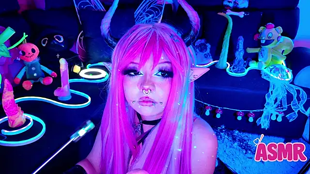 LaytonBox online show from November 8, 2025, 3:15 pm