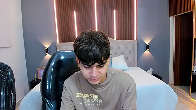 Snapshot of Tommy18__ chatting on September 16, 2025, 3:29 am Tommy18 online show from September 16, 2025, 3:29 am