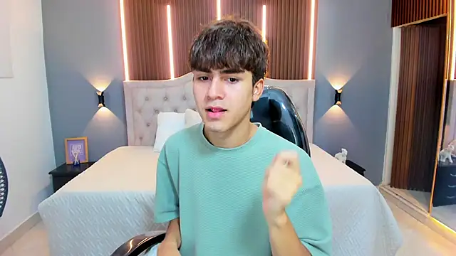 Snapshot of Tommy18__ chatting on October 1, 2025, 3:22 am Tommy18 online show from October 1, 2025, 3:22 am