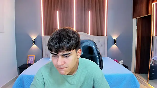 Snapshot of Tommy18__ chatting on November 6, 2025, 3:32 am Tommy18 online show from November 6, 2025, 3:32 am