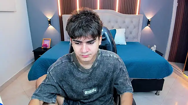 Snapshot of Tommy18__ chatting on January 17, 2026, 3:32 am Tommy18 online show from January 17, 2026, 3:32 am