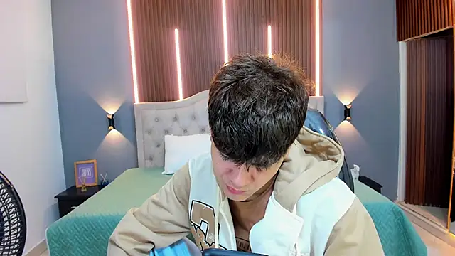 Snapshot of Tommy18__ chatting on September 12, 2025, 3:28 am Tommy18 online show from September 12, 2025, 3:28 am