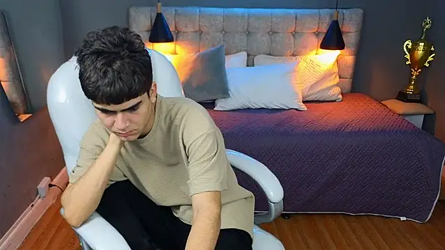 Snapshot of Tommy18__ chatting on March 13, 2025, 10:15 am Tommy18 online show from March 13, 2025, 10:15 am