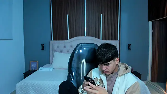 Snapshot of Tommy18__ chatting on October 9, 2025, 3:29 am Tommy18 online show from October 9, 2025, 3:29 am