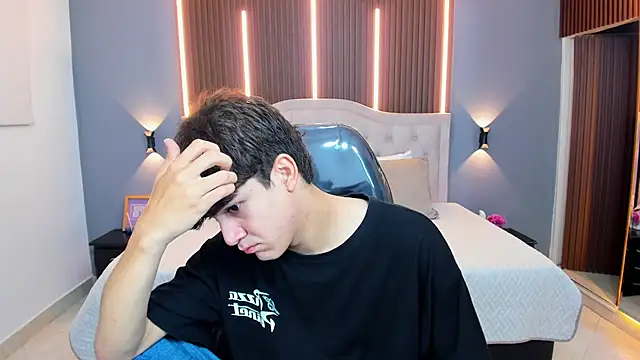 Snapshot of Tommy18__ chatting on December 4, 2025, 3:49 am Tommy18 online show from December 4, 2025, 3:49 am