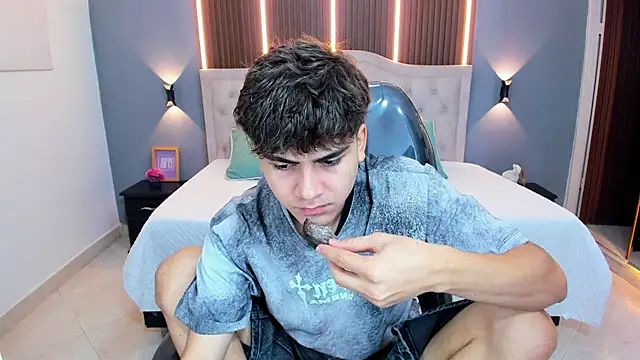 Tommy18   online show from April 18, 2026, 3:31 am