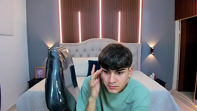 Snapshot of Tommy18__ chatting on October 10, 2025, 3:29 am Tommy18 online show from October 10, 2025, 3:29 am