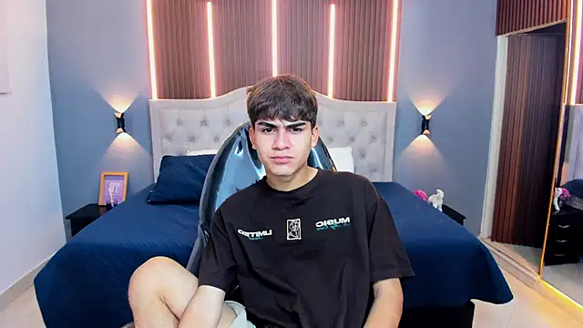 Snapshot of Tommy18__ chatting on November 15, 2025, 3:43 am Tommy18 online show from November 15, 2025, 3:43 am