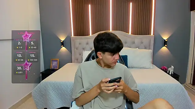 Snapshot of Tommy18__ chatting on October 14, 2025, 3:51 am Tommy18 online show from October 14, 2025, 3:51 am