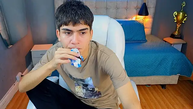 Snapshot of Tommy18__ chatting on March 18, 2025, 4:40 am Tommy18 online show from March 18, 2025, 4:40 am