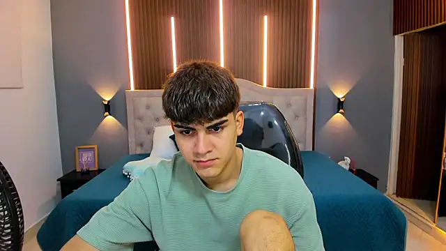 Snapshot of Tommy18__ chatting on October 7, 2025, 3:29 am Tommy18 online show from October 7, 2025, 3:29 am