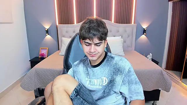 Snapshot of Tommy18__ chatting on January 14, 2026, 3:32 am Tommy18 online show from January 14, 2026, 3:32 am