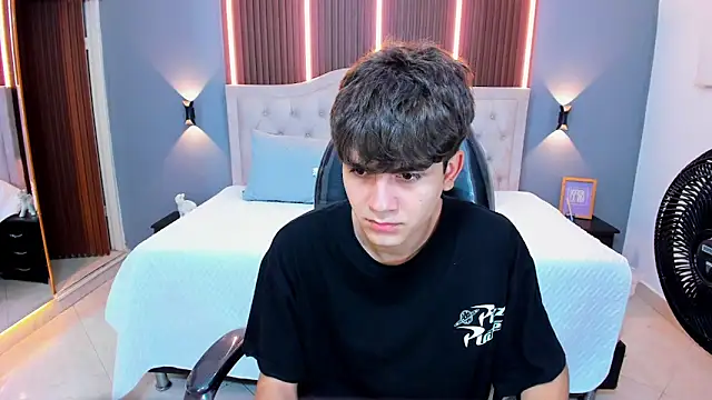 Snapshot of Tommy18__ chatting on September 28, 2025, 3:13 am Tommy18 online show from September 28, 2025, 3:13 am