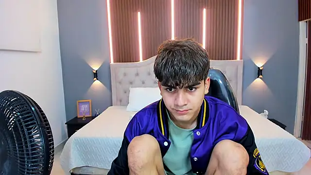 Snapshot of Tommy18__ chatting on September 14, 2025, 3:29 am Tommy18 online show from September 14, 2025, 3:29 am