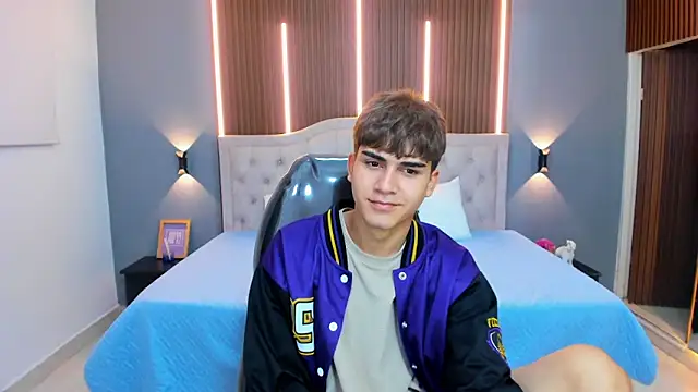 Snapshot of Tommy18__ chatting on November 7, 2025, 3:33 am Tommy18 online show from November 7, 2025, 3:33 am