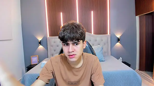 Snapshot of Tommy18__ chatting on September 20, 2025, 3:33 am Tommy18 online show from September 20, 2025, 3:33 am