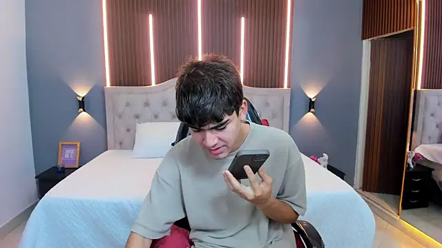 Snapshot of Tommy18__ chatting on November 20, 2025, 3:29 am Tommy18 online show from November 20, 2025, 3:29 am