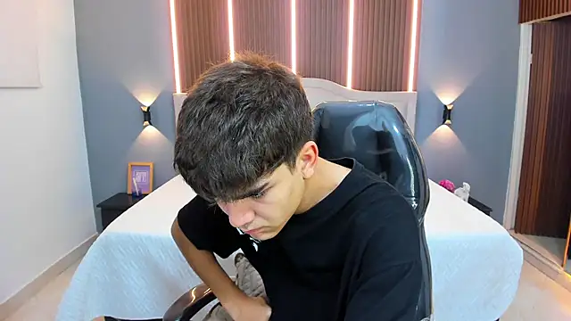 Snapshot of Tommy18__ chatting on November 12, 2025, 3:32 am Tommy18 online show from November 12, 2025, 3:32 am