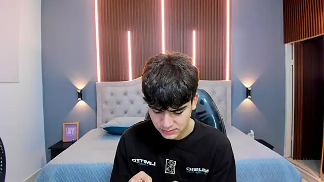 Snapshot of Tommy18__ chatting on September 19, 2025, 3:32 am Tommy18 online show from September 19, 2025, 3:32 am