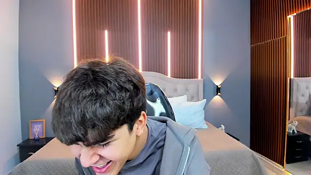 Snapshot of Tommy18__ chatting on October 3, 2025, 3:52 am Tommy18 online show from October 3, 2025, 3:52 am