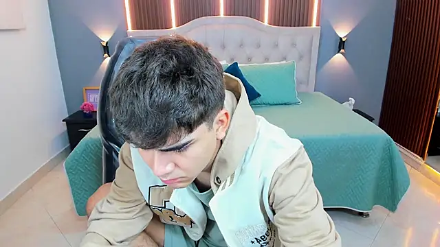 Snapshot of Tommy18__ chatting on February 17, 2026, 3:37 am Tommy18 online show from February 17, 2026, 3:37 am