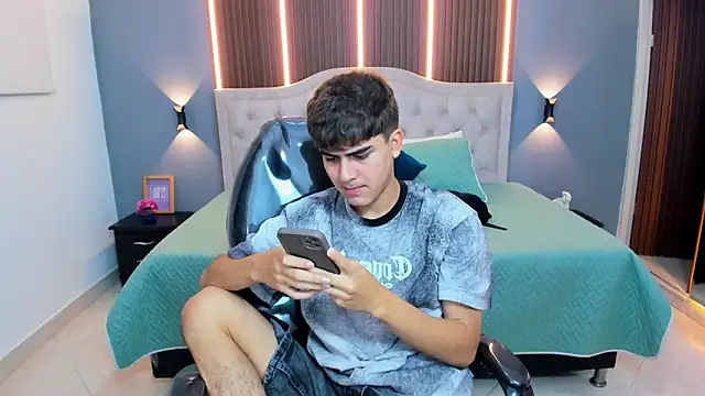 Snapshot of Tommy18__ chatting on February 18, 2026, 3:26 am Tommy18 online show from February 18, 2026, 3:26 am