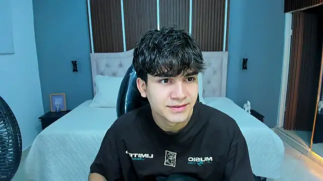 Snapshot of Tommy18__ chatting on September 30, 2025, 3:34 am Tommy18 online show from September 30, 2025, 3:34 am