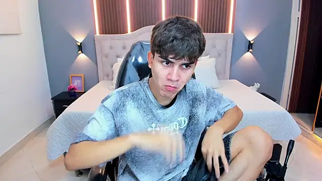 Snapshot of Tommy18__ chatting on March 3, 2026, 3:35 am Tommy18 online show from March 3, 2026, 3:35 am