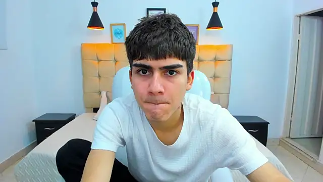 Snapshot of Tommy18__ chatting on March 23, 2025, 3:43 am Tommy18 online show from March 23, 2025, 3:43 am