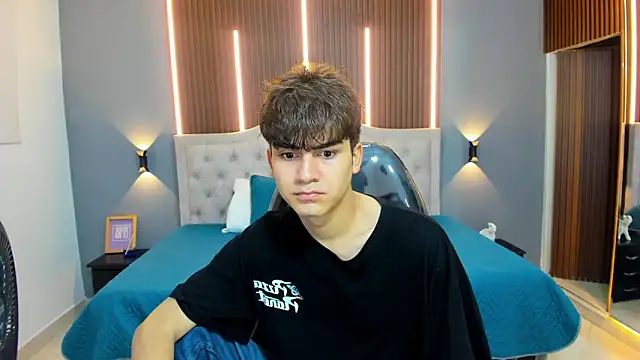 Snapshot of Tommy18__ chatting on September 23, 2025, 3:24 am Tommy18 online show from September 23, 2025, 3:24 am