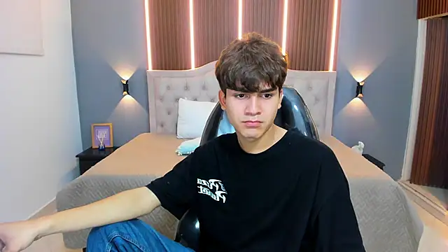 Snapshot of Tommy18__ chatting on October 2, 2025, 3:54 am Tommy18 online show from October 2, 2025, 3:54 am