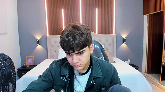 Snapshot of Tommy18__ chatting on September 9, 2025, 3:38 am Tommy18 online show from September 9, 2025, 3:38 am