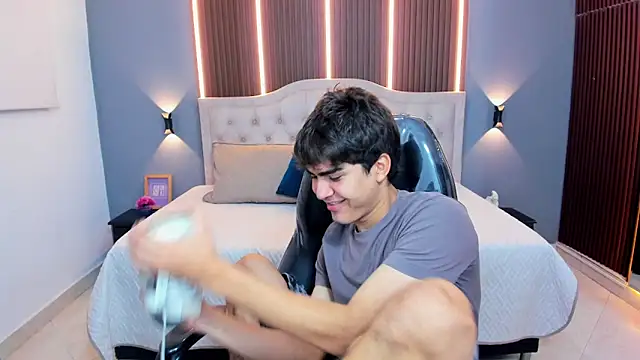 Snapshot of Tommy18__ chatting on February 4, 2026, 3:12 am Tommy18 online show from February 4, 2026, 3:12 am