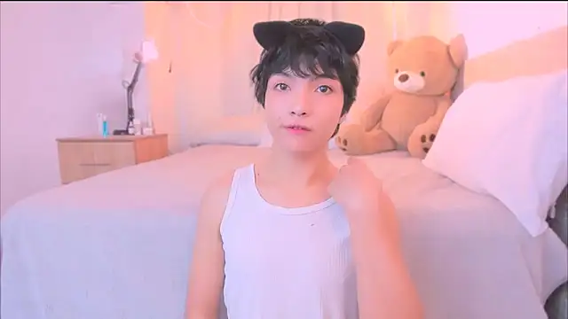 AllanYong18 online show from October 27, 2025, 2:40 pm