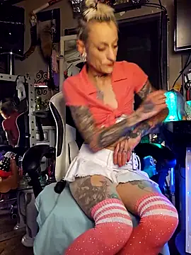 Snapshot of MissParadise40 chatting on November 3, 2025, 11:19 pm MissParadise40 online show from November 3, 2025, 11:19 pm