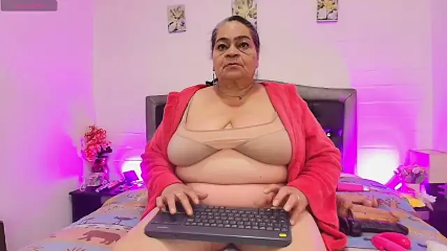 Snapshot of VickyBoobss chatting on May 29, 2026, 12:11 pm VickyBoobss online show from May 29, 2026, 12:11 pm
