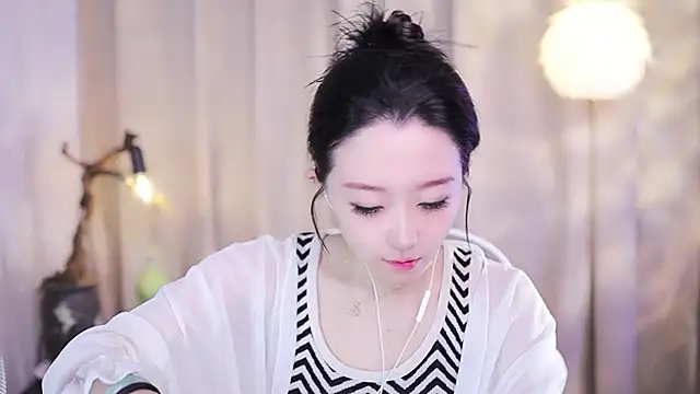 Snapshot of Zoe-99 chatting on November 5, 2025, 12:08 pm Zoe-99 online show from November 5, 2025, 12:08 pm