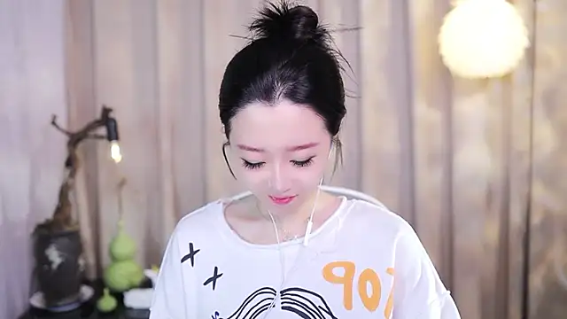 Snapshot of Zoe-99 chatting on November 3, 2025, 2:31 pm Zoe-99 online show from November 3, 2025, 2:31 pm